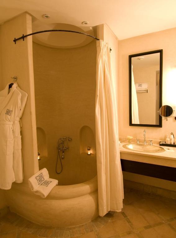 De Luxe Room Side Sea View